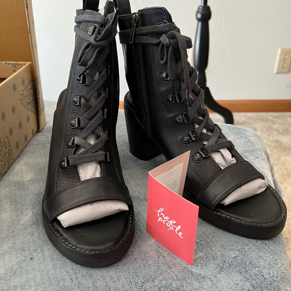 Free People new in box sz 39 sandals
